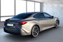 Toyota Camry      2.5 Hybrid     LED